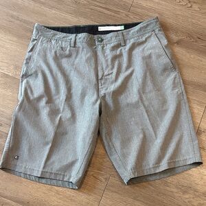 Men's Linksoul Boardwalker Hybrid Golf shorts in a heather gray